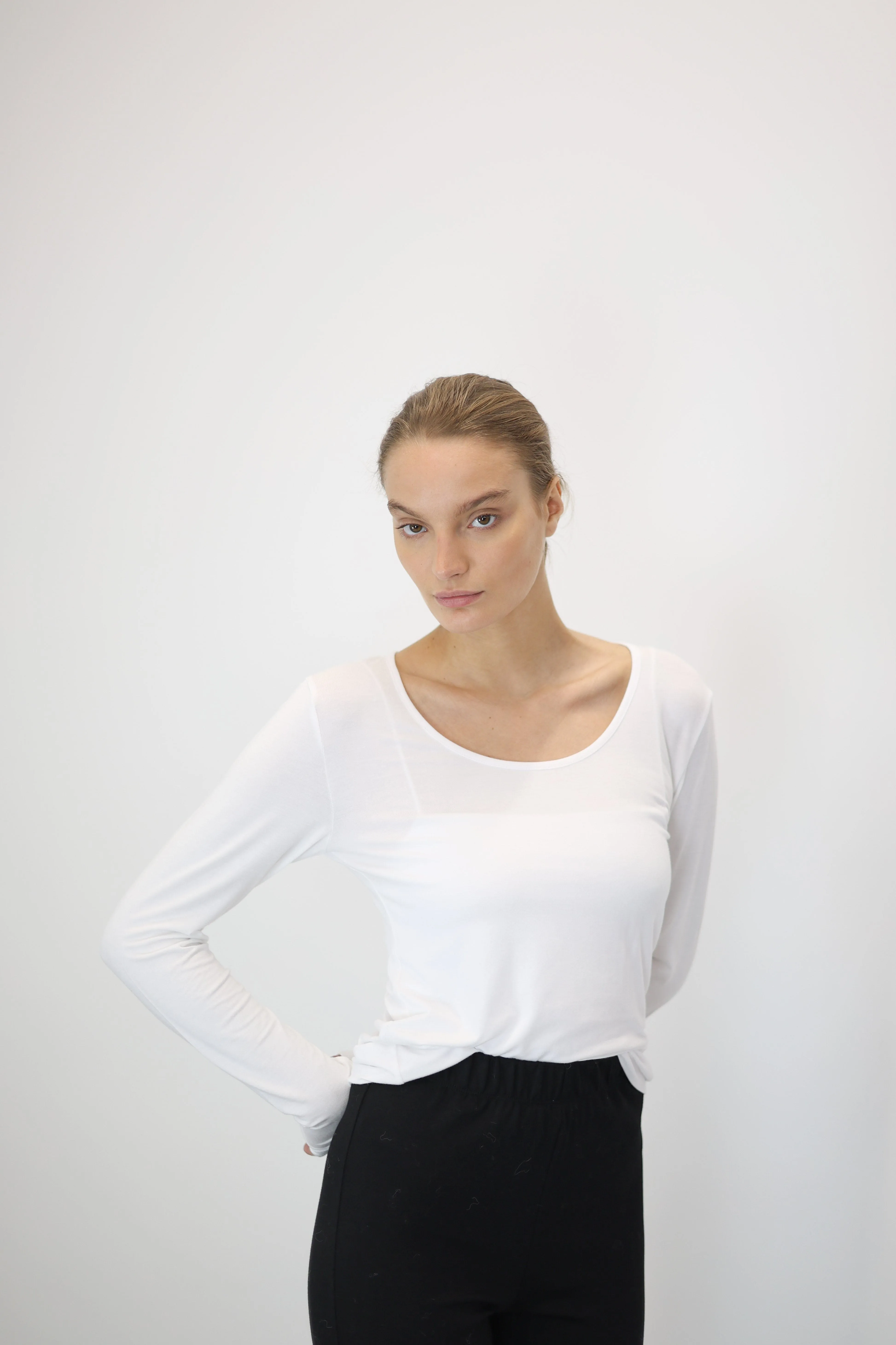 DAMY STRETCHY ROUND NECK TEE